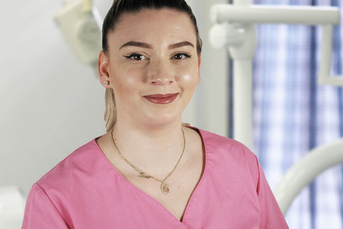 Dentalassistentin-Frau-Shevka-Sadiku