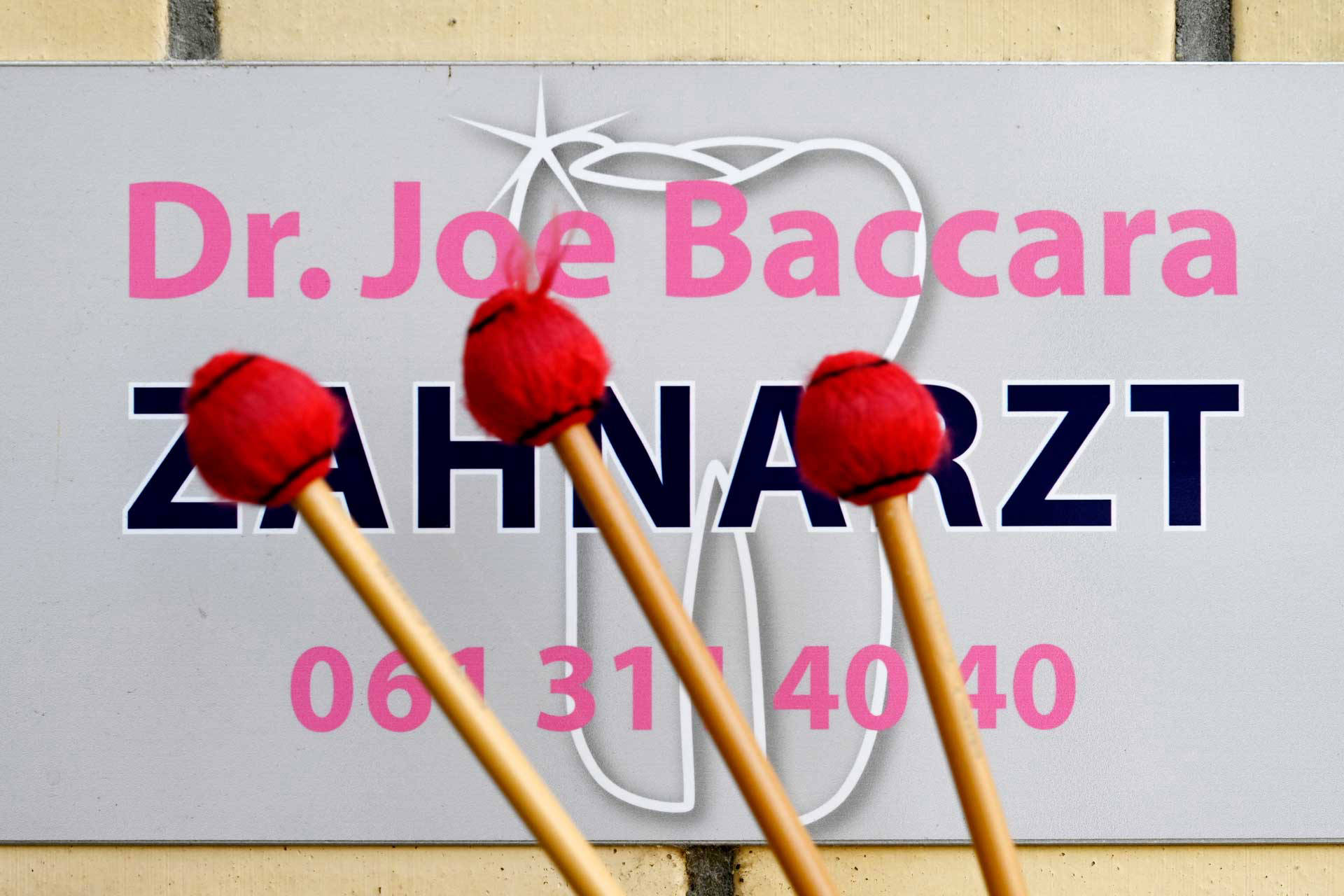 Praxisschild-Dr-Joe-Baccara